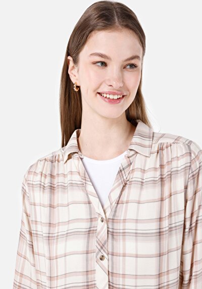 صورة من قميص عادي رقبة نسائي بيج كم طويل قميص