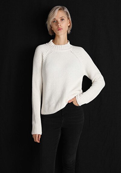 صورة من  عادي رقبة مستديرة مستقيم سترة بيضاء نسائية