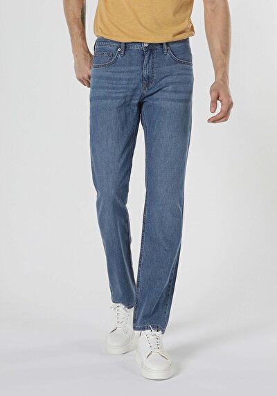 صورة من أزرق للرجال بناطيل