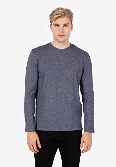 صورة من أزرق بحري للرجال تي شيرت كم طويل