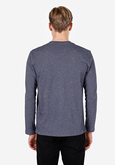 صورة من أزرق بحري للرجال تي شيرت كم طويل