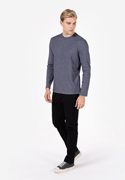 صورة من أزرق بحري للرجال تي شيرت كم طويل