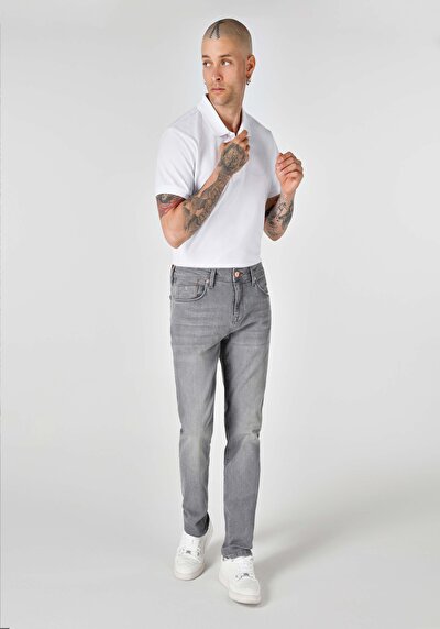 صورة من رمادي للرجال بناطيل