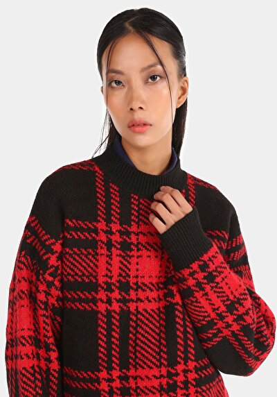 صورة من   جولة الرقبة منقوشة نسائي سترة حمراء