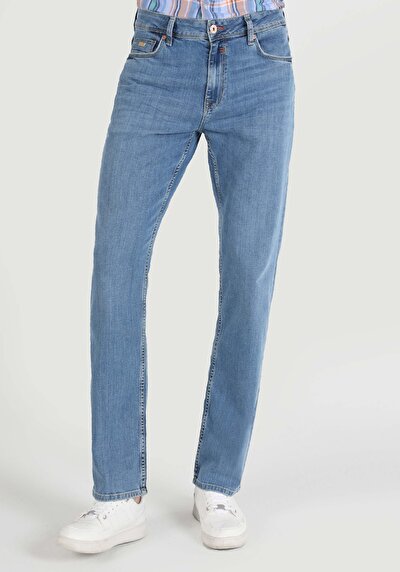 صورة من منتصف الخصر مستقيم الساق الجينز النيلي للرجال