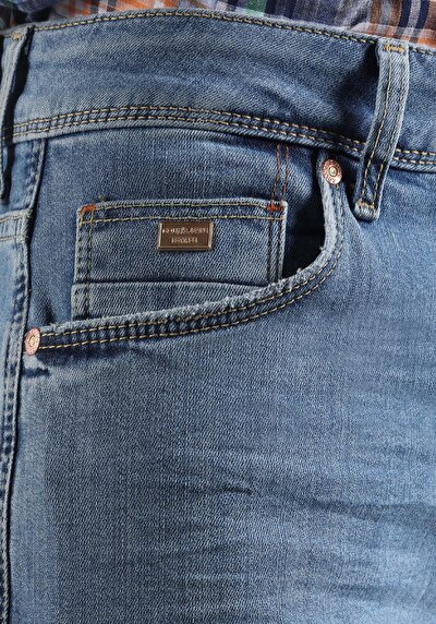 صورة من منتصف الخصر مستقيم الساق الجينز النيلي للرجال