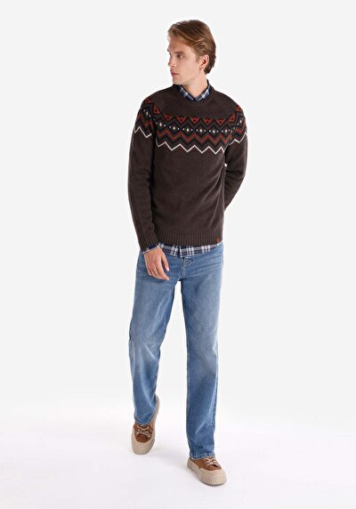 صورة من تناسب عادي برقبة مستديرة جاكار سترة بني للرجال