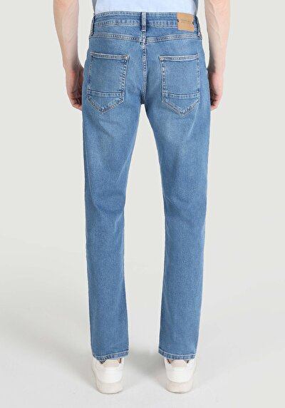 صورة من أزرق للرجال بناطيل