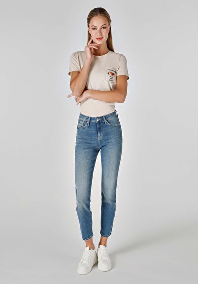 صورة من نحيف الخصر مستقيم الساق نسائية نيلي جينز