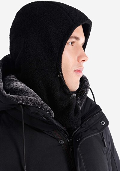 صورة من قبعة صغيرة سوداء للرجال