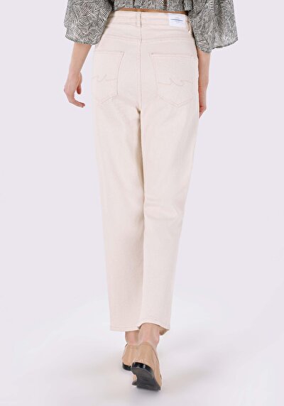 صورة من للنساء بناطيل