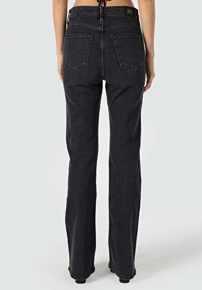 صورة من دينيم للنساء بناطيل