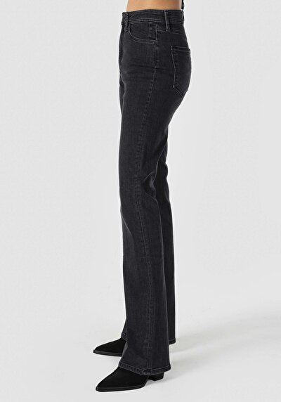 صورة من دينيم للنساء بناطيل