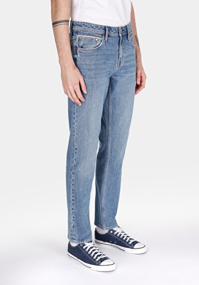 صورة من أزرق للرجال بناطيل