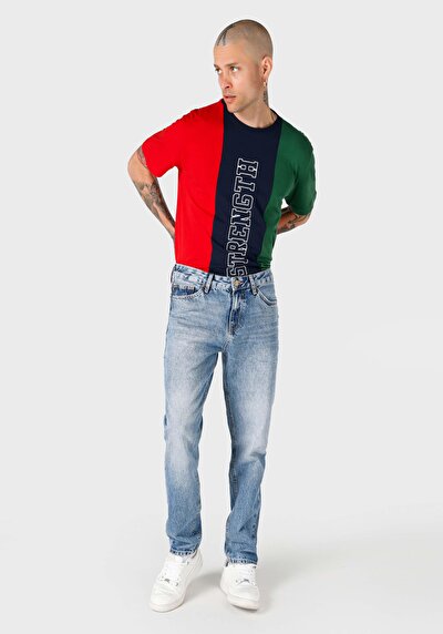 صورة من   منتصف الخصر نحيف الساق الجينز النيلي للرجال