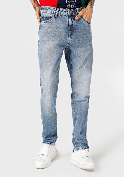 صورة من منتصف الخصر نحيف الساق الجينز النيلي للرجال