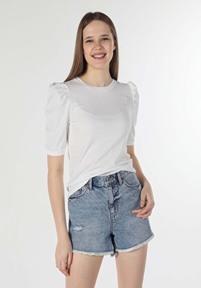 صورة من أبيض للنساء تي شيرت بأكمام قصيرة