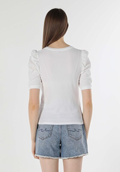 صورة من أبيض للنساء تي شيرت بأكمام قصيرة