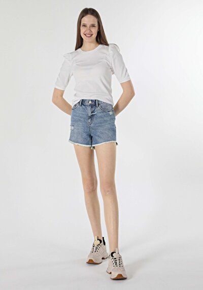 صورة من أبيض للنساء تي شيرت بأكمام قصيرة