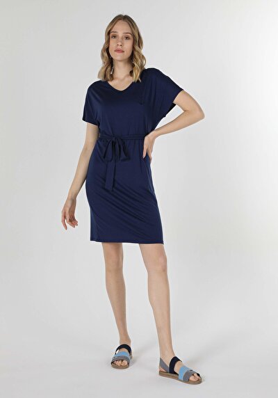 صورة من عادي فستان نسائي أزرق داكن مضرب