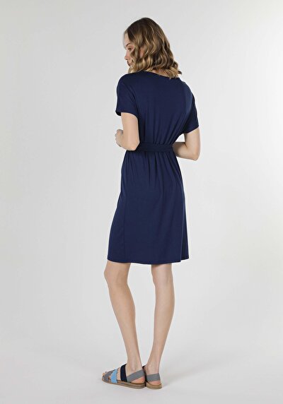 صورة من عادي فستان نسائي أزرق داكن مضرب