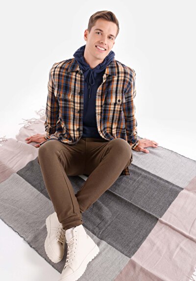 صورة من قميص مريح رقبة منقوشة رجالي بني كم طويل قميص