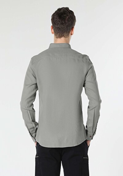 صورة من أخضر للرجال قميص كم طويل