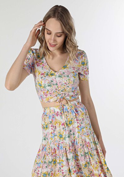 صورة من قميص ضيق رقبة على شكل V أزهار نسائي متعدد الألوان بأكمام قصيرة