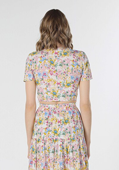 صورة من قميص ضيق رقبة على شكل V أزهار نسائي متعدد الألوان بأكمام قصيرة