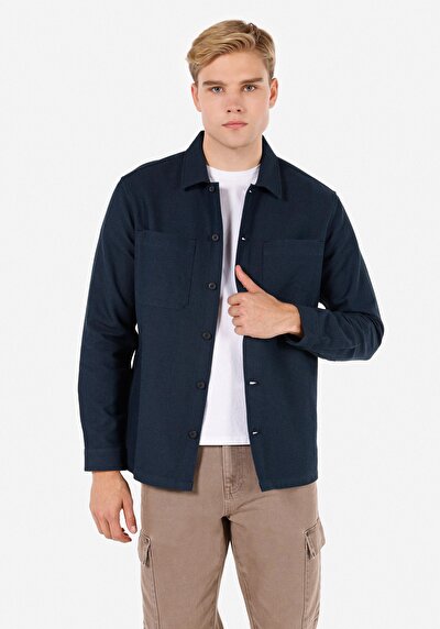 صورة من أزرق بحري للرجال قميص كم طويل