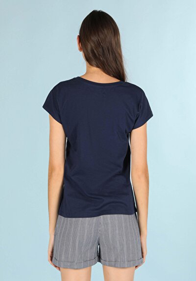 صورة من أزرق بحري للنساء تي شيرت بأكمام قصيرة