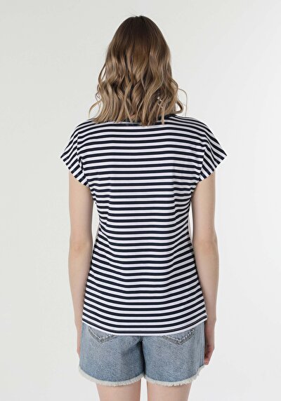 صورة من أبيض للنساء تي شيرت بأكمام قصيرة