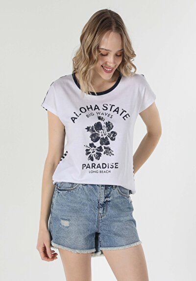 صورة من أبيض للنساء تي شيرت بأكمام قصيرة