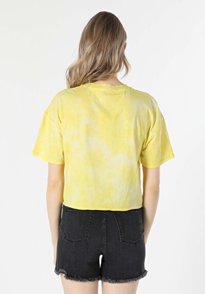 صورة من أصفر للنساء تي شيرت بأكمام قصيرة