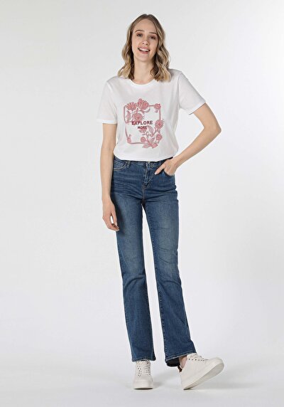 صورة من أبيض للنساء تي شيرت بأكمام قصيرة