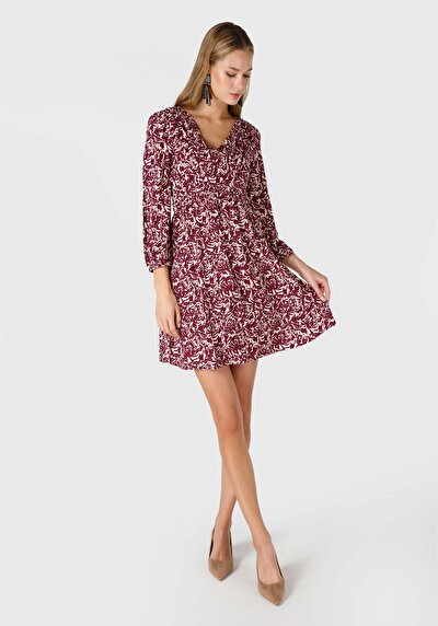 صورة من فستان نسائي عنابي عادي