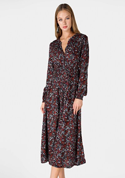 صورة من فستان نسائي متعدد الألوان عادي