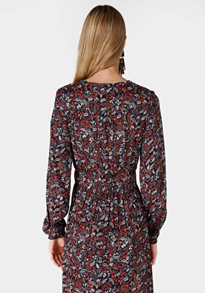 صورة من فستان نسائي متعدد الألوان عادي