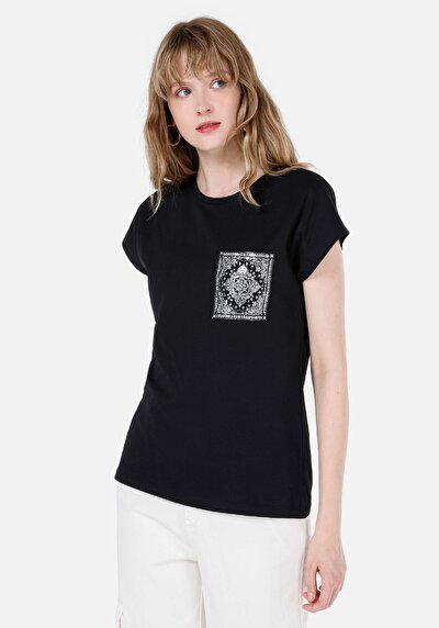 صورة من أسود للنساء تي شيرت بأكمام قصيرة