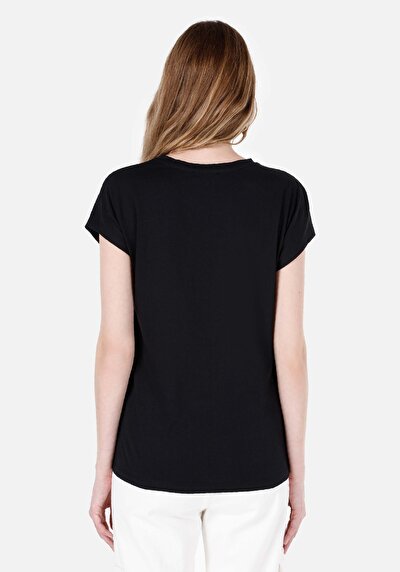 صورة من أسود للنساء تي شيرت بأكمام قصيرة