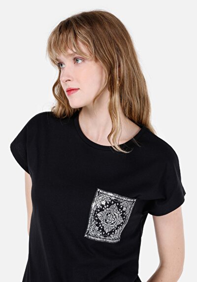 صورة من أسود للنساء تي شيرت بأكمام قصيرة