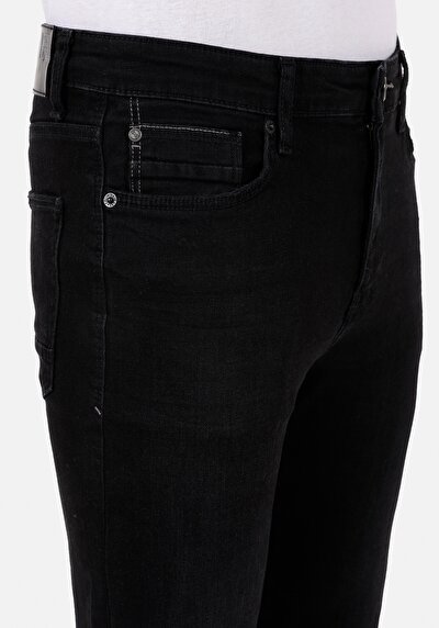 صورة من أسود للرجال بناطيل