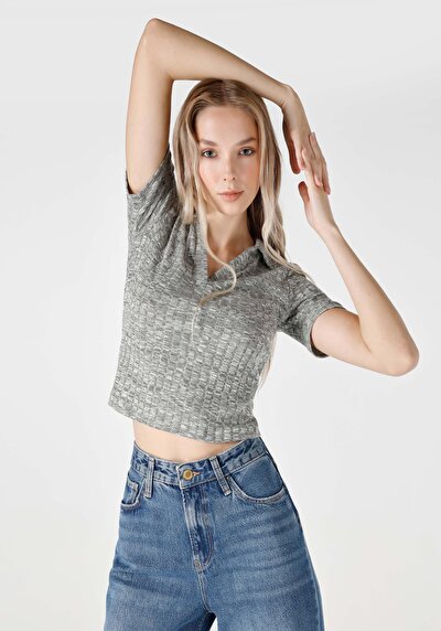 صورة من رمادي للنساء تي شيرت بأكمام قصيرة