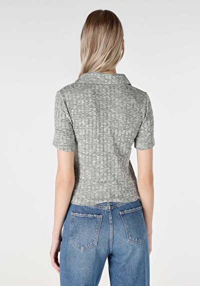 صورة من رمادي للنساء تي شيرت بأكمام قصيرة