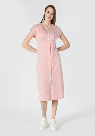 صورة من فستان نسائي أحمر قصير الأكمام مقاس عادي