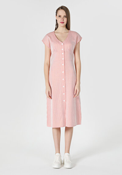 صورة من فستان نسائي أحمر قصير الأكمام مقاس عادي