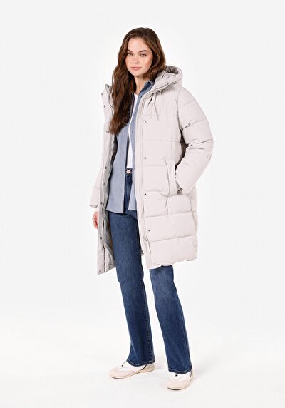 صورة من عادي مقنع مقنع مبطن معطف نسائي بيج مقاوم للماء