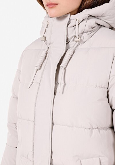 صورة من عادي مقنع مقنع مبطن معطف نسائي بيج مقاوم للماء