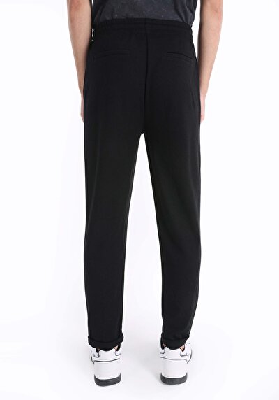 صورة من أسود للرجال بنطال رياضي