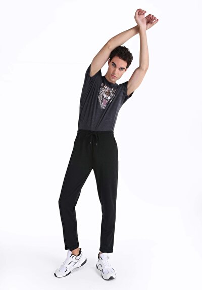 صورة من أسود للرجال بنطال رياضي